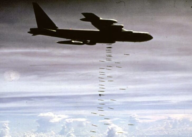 18 มิถุนายน ค.ศ. 1965 สหรัฐเปิดฉากยุทธการอาร์กไลต์ ส่งเครื่องบิน “B-52” ทิ้งระเบิดโจมตีเวียดกง เครื่องบิน B-52 สงครามเวียดนาม ยุทธการอาร์กไลต์ เวียดกง