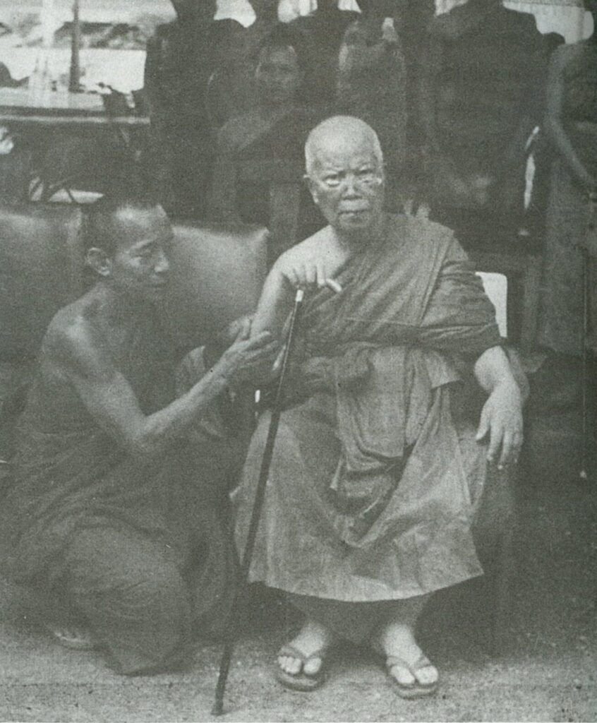 สมเด็จพระยอดแก้วพุทธชิโนรส สกลมหาสังฆปาโมกข์ ขณะนั่งพักผ่อนอยู่ที่วัดหายโศก หนองคาย