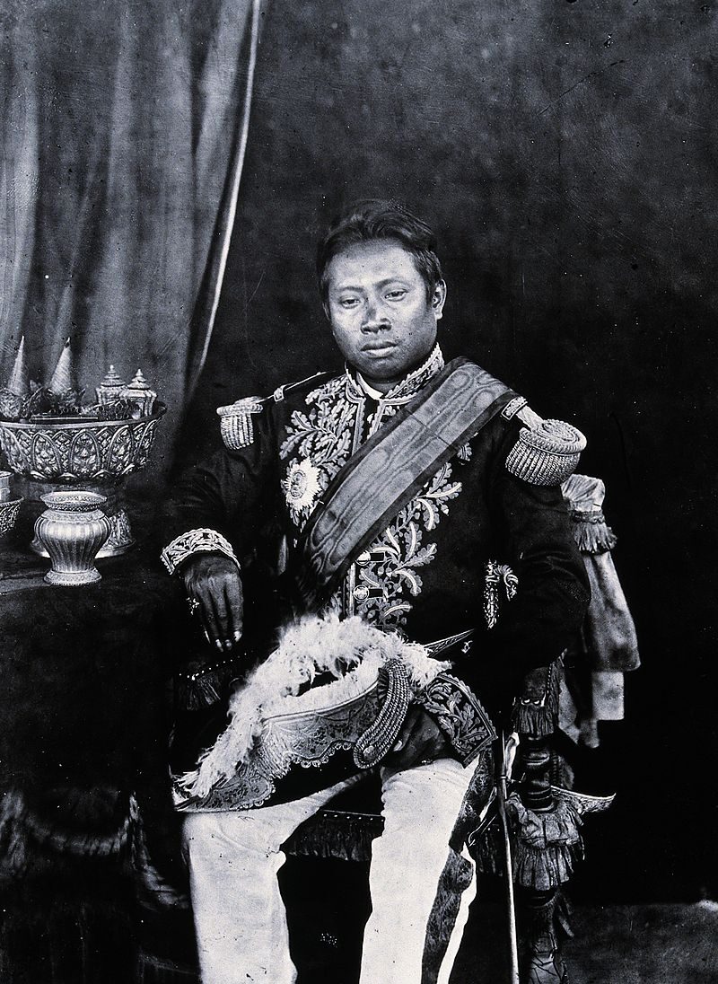 พระองค์ราชาวดี สมเด็จพระนโรดมบรมรามเทวาวตาร ที่ รัชกาลที่ 4 จะ พระราชทาน ภรรยา คือ หม่อมราชวงศ์ตาด หรือ หม่อมตาด ให้