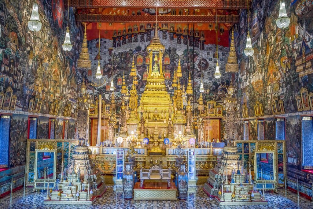 พระพุทธรูปทรงเครื่องฉลองพระองค์ 12 องค์ พระอุโบสถ วัดพระแก้ว