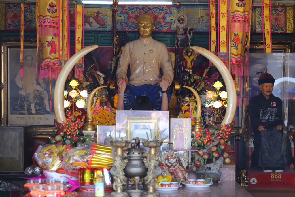 ศาลพ่อปู่เจ้ายี่กอฮง สถานีตำรวจพลับพลาไชย ยี่กอฮง เจ้าสัวจีนในสยาม