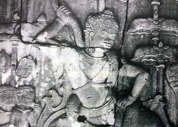 ภาพสลัก ปราสาทบายน นครธม ภาพ กษัตริย์ กับ นาค ประกอบเรื่อง พระเจ้าอู่ทองปราบนาค