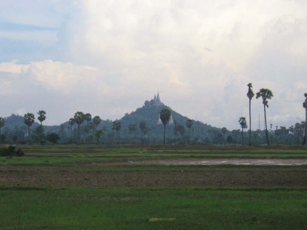 เขาพระราชทรัพย์ เมืองอุดงค์มีชัย
