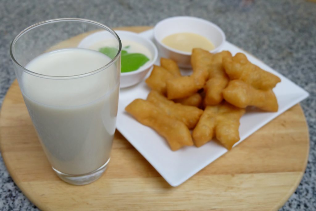 น้ำเต้าหู้ ปาท่องโก๋ ส่งเสริมการกินวิตามิน