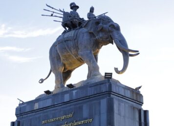 พระบรมราชานุสาวรีย์ พระบาทสมเด็จพระพุทธยอดฟ้าจุฬาโลกมหาราช พระบรมราชานุสาวรีย์ รัชกาลที่ 1 บุรีรัมย์ ชิดชอบ