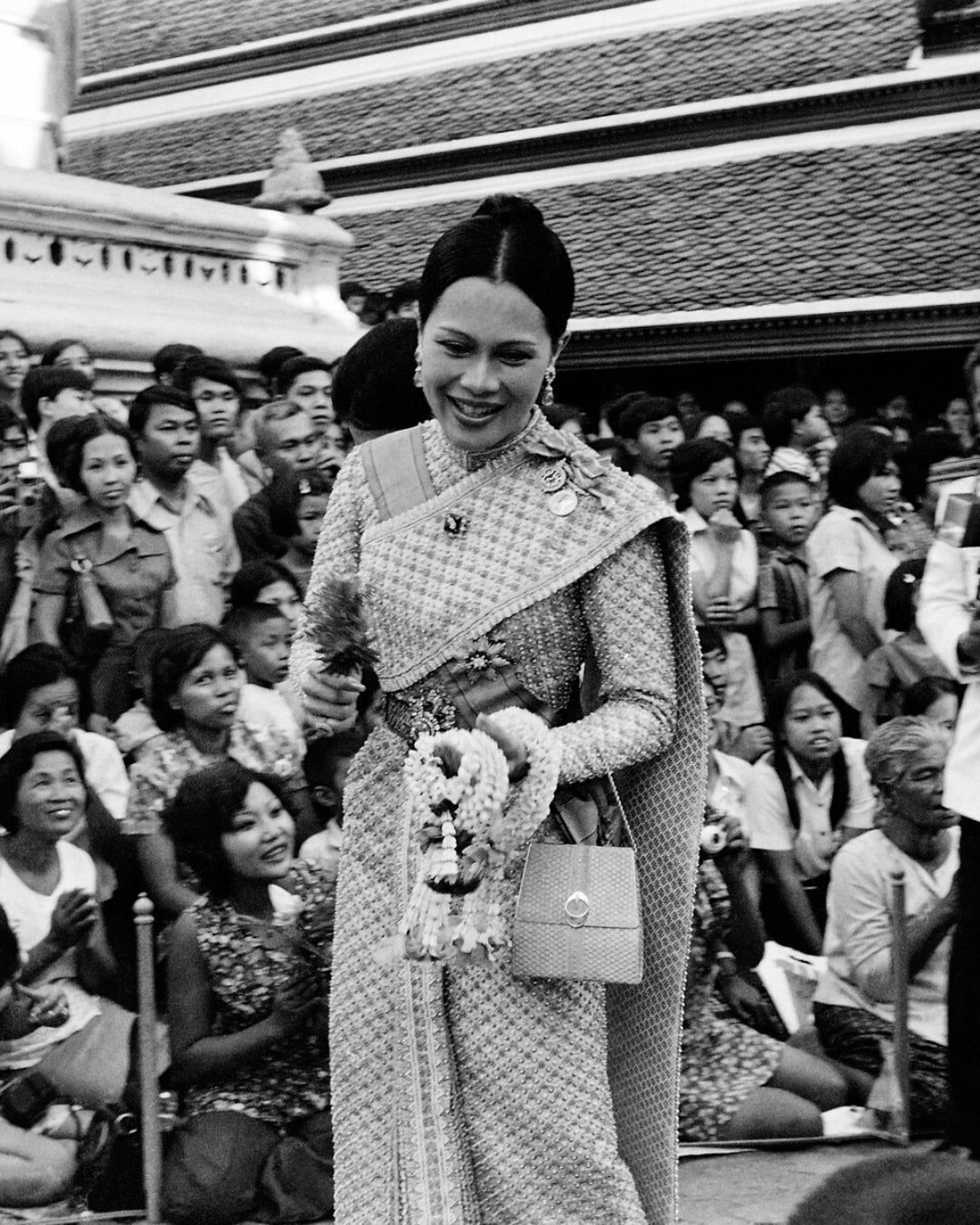 สมเด็จพระบรมราชชนนีพันปีหลวง สรงน้ำพระบรมศพสมเด็จพระพันปีหลวง