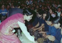 สรงน้ำพระบรมศพ “สมเด็จพระพันปีหลวง” เหตุใดจึงสรงน้ำที่พระบาท ไม่ใช่พระหัตถ์ สมเด็จพระนางเจ้าสิริกิติ์ พระบรมราชินีนาถ พระบรมราชชนนีพันปีหลวง สรงน้ำพระบรมศพสมเด็จพระพันปีหลวง