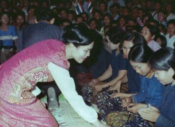 สมเด็จพระนางเจ้าสิริกิติ์ พระบรมราชินีนาถ พระบรมราชชนนีพันปีหลวง สรงน้ำพระบรมศพสมเด็จพระพันปีหลวง