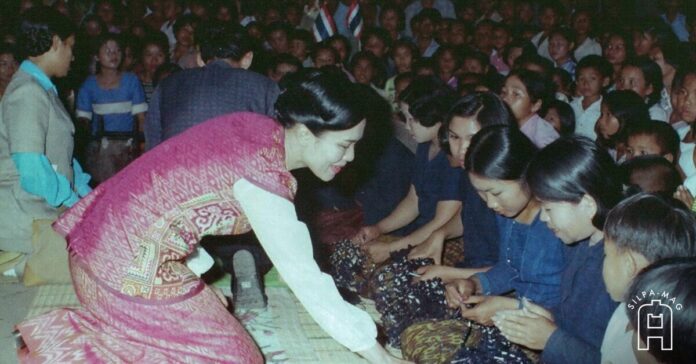 Cover photo สมเด็จพระนางเจ้าสิริกิติ์ พระบรมราชินีนาถ พระบรมราชชนนีพันปีหลวง สรงน้ำพระบรมศพสมเด็จพระพันปีหลวง