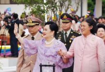 สมเด็จพระบรมราชชนนีพันปีหลวง สมเด็จพระกนิษฐาธิราชเจ้า กรมสมเด็จพระเทพรัตนราชสุดาฯ สยามบรมราชกุมารี ผัดเล่าปี่