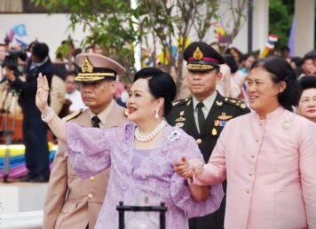 สมเด็จพระบรมราชชนนีพันปีหลวง สมเด็จพระกนิษฐาธิราชเจ้า กรมสมเด็จพระเทพรัตนราชสุดาฯ สยามบรมราชกุมารี ผัดเล่าปี่