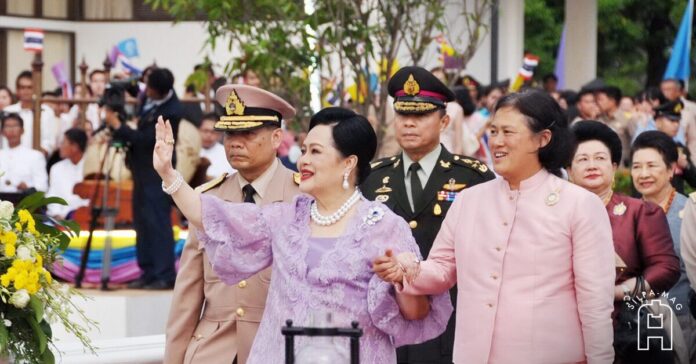 สมเด็จพระบรมราชชนนีพันปีหลวง สมเด็จพระกนิษฐาธิราชเจ้า กรมสมเด็จพระเทพรัตนราชสุดาฯ สยามบรมราชกุมารี ผัดเล่าปี่