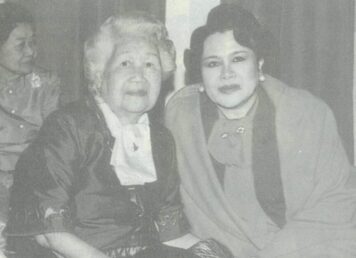 สมเด็จพระนางเจ้าสิริกิติ์ พระบรมราชินีนาถ พระบรมราชชนนีพันปีหลวง ทรงฉายกับหม่อมหลวงบัว กิติยากร พระชนนี