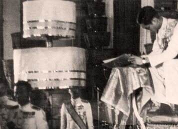 พระบาทสมเด็จพระปรเมนทรมหาอานันทมหิดลฯ ลงลงพระปรมาภิไธยในรัฐธรรมนูญแห่งราชอาณาจักรไทย พุทธศักราช 2489 วันที่ 10 พฤษภาคม พ.ศ. 2489 ณ พระที่นั่งอนันตสมาคม ประกอบเรื่อง เฉลิมพระยศเจ้านาย