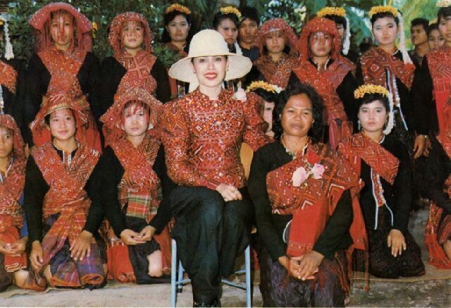 สมเด็จพระบรมราชชนนีพันปีหลวง ผ้าไทย ผัดเล่าปี่