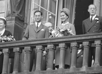 สมเด็จพระนางเจ้าสิริกิติ์ พระบรมราชินีนาถ พระบรมราชชนนีพันปีหลวง และ รัชกาลที่ 9