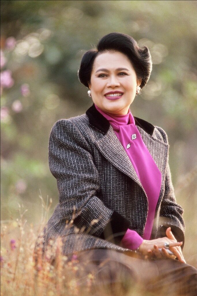สมเด็จพระบรมราชชนนีพันปีหลวง ผ้าไทย ผัดเล่าปี่
