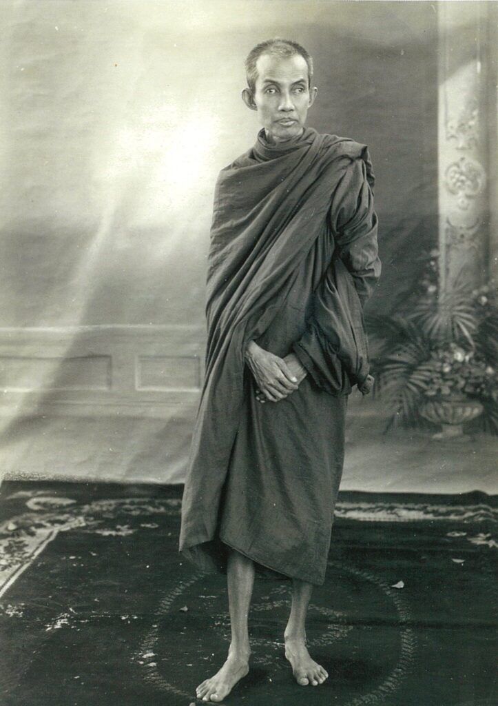 สมเด็จพระมหาสมณเจ้า กรมพระยาวชิรญาณวโรรส ห่มจีวรแหวกแบบพระธรรมยุติกนิกาย ห่มอย่างมอญ