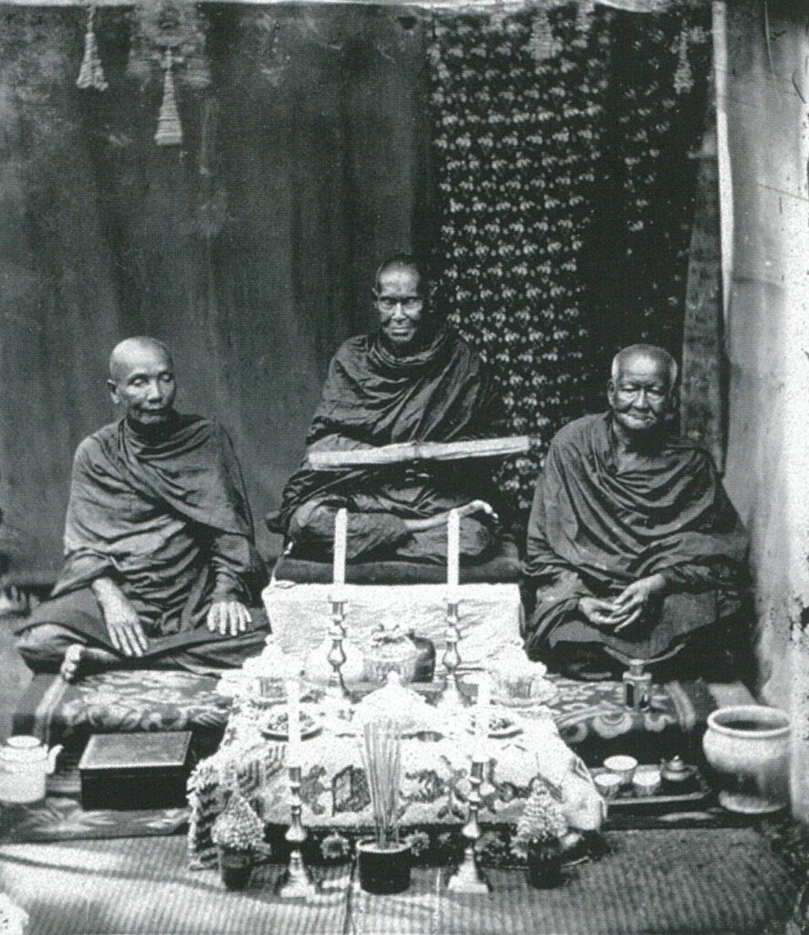 การห่มจีวรแบบมหานิกาย สมเด็จพระพุฒาจารย์ (พรหฺมรังสี) วัดระฆังโฆสิตาราม พระครูปลัดมิศร์ พระอาจารย์ดำ วัดอมรินทราราม