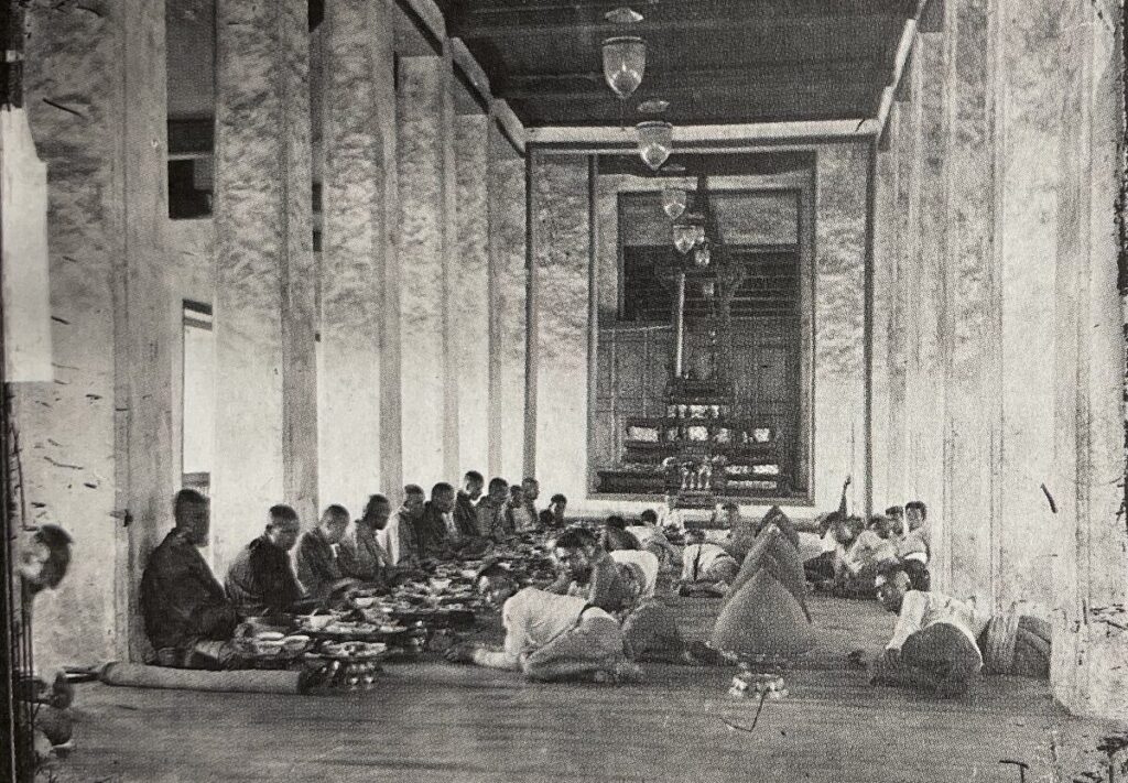 พระสงฆ์ เจ้านาย และข้าราชบริพาร ภายในพระที่นั่งสุทไธสวรรย์ปราสาท