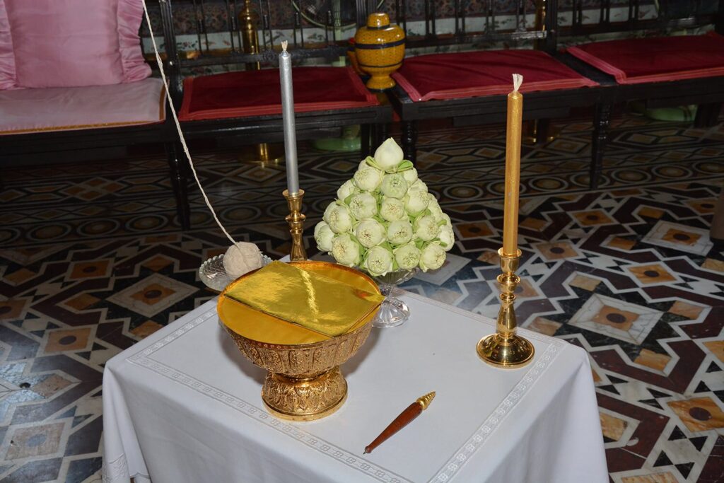 พานสำหรับวางแผ่นพระสุพรรณบัฏ พร้อมด้วยเหล็กจารด้ามไม้ ในพระราชพิธีจารึกพระสุพรรรณบัฏ สมเด็จพระอริยวงศาคตญาณ (อัมพร อมฺพโร) สมเด็จพระสังฆราช สกลมหาสังฆปรินายก ณ พระอุโบสถวัดพระศรีรัตนศาสดาราม ในพระบรมหมาราชวัง