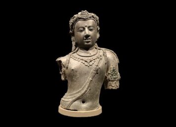 ประติมากรรม พระโพธิสัตว์อวโลกิเตศวร ประกอบเรื่อง อาณาจักรศรีวิชัย อาณาจักรในจินตนาการ