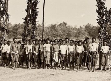 ชาวเมืองสกลนคร รับเสด็จ กรมดำรง ข้าราชการนักปกครอง ประกอบเรื่อง สังคมศักดินา การด่า วิจารณ์