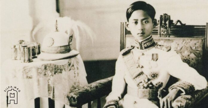r.8 รัชกาลที่ 8 กษัตริย์ไทยผู้ทรงเป็นนักเรียนเก่าโรงเรียนเทพศิรินทร์