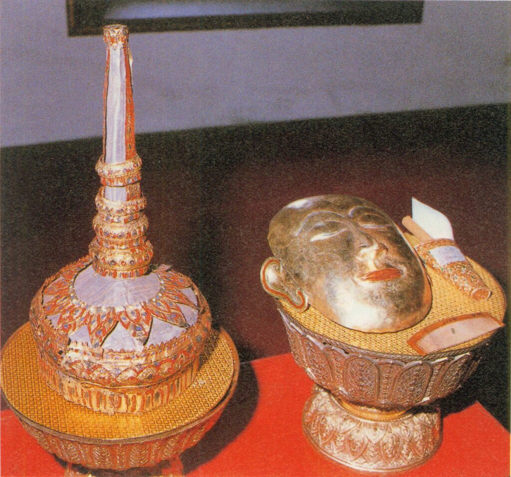 พระชฎา แผ่นทองจำหลักลายดุนมีพระกรรณ ซองพระศรีทองคำลงยา และพระสาง เครื่องประกอบพระราชพิธีพระบรมศพสมเด็จพระนางเจ้ารำไพพรรณี พระบรมราชินีในรัชกาลที่ 7