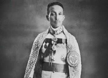 พลตรี พระยาเสนาสงคราม หรือหม่อมราชวงศ์อี๋ นพวงศ์ กูก็เลือดราชวงศ์จักรีเหมือนกัน