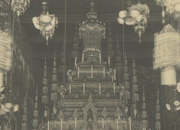 พระโกศทรงพระบรมศพสมเด็จฯ เจ้าฟ้ามหาวชิรุณหิศ สยามมกุฎราชกุมาร ประดิษฐานบนเบญจาแว่นฟ้าทองคำ ณ พระเมรุพิมาน ประกอบเรื่อง การเผาพระบุพโพ