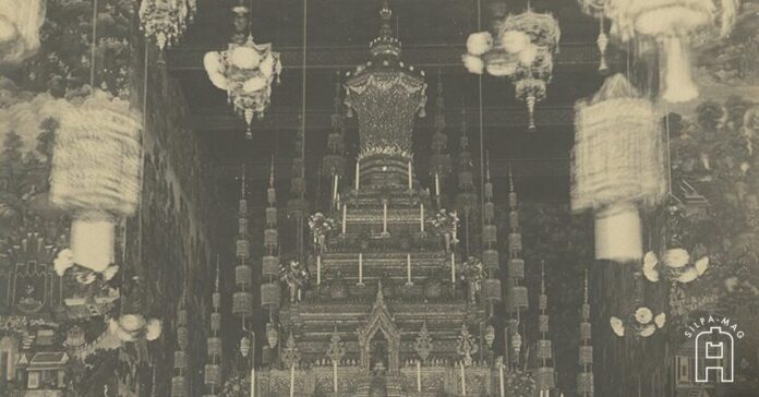 พระโกศทรงพระบรมศพสมเด็จฯ เจ้าฟ้ามหาวชิรุณหิศ สยามมกุฎราชกุมาร ประดิษฐานบนเบญจาแว่นฟ้าทองคำ ณ พระเมรุพิมาน ประกอบเรื่อง การเผาพระบุพโพ