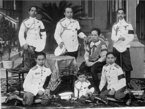 สมเด็จพระนางเจ้าเสาวภาผ่องศรี พระบรมราชินีนาถ พระเจ้าวรวงศ์เธอ พระองค์เจ้าจุลจักรพงษ์ แคทยา ชายาเจ้าฟ้าจักรพงษ์ภูวนาถ
