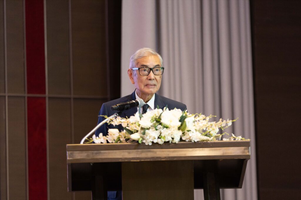 ดร. เตช บุนนาค เลขาธิการสภากาชาดไทย และประธานกรรมการที่ปรึกษา ISC