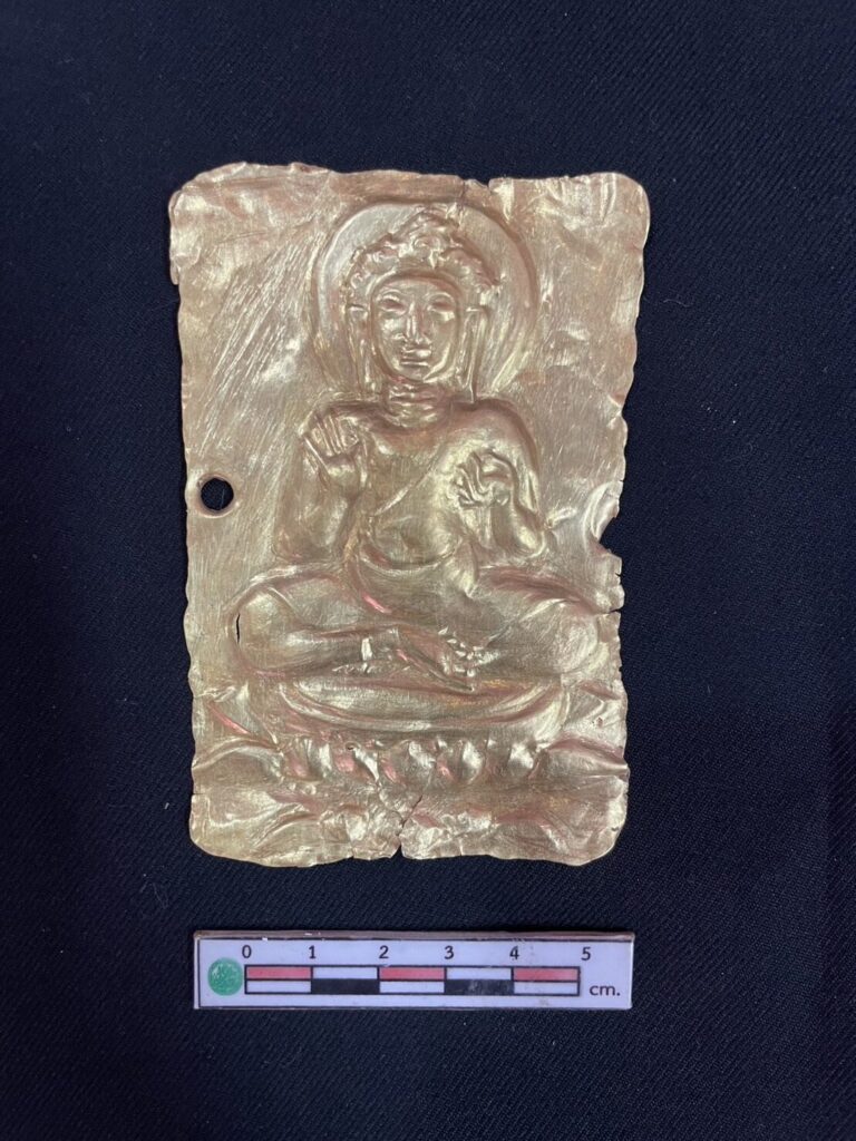 แผ่นทองดุนนูน ใต้องค์พระนอน เมืองเสมา