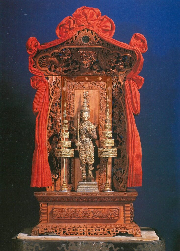 พระป้ายและเทวรูปหล่อพระพักตร์เหมือนรัชกาลที่ 4 ณ พระที่นั่งอัมพรสถาน