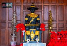 วัดเสาธงหิน จุดรวมพลของพระเจ้าตาก และตำนานหลวงพ่อโตเสกน้ำจืด ศาลสมเด็จพระเจ้าตากสินมหาราช วัดเสาธงหิน