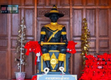 ศาลสมเด็จพระเจ้าตากสินมหาราช วัดเสาธงหิน