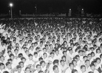 การชุมนุมประท้วงการเลือกตั้งสกปรกที่ทำเนียบรัฐบาล เมื่อวัน 2 มีนาคม 2500 ประกอบเรื่อง บัตรเขย่ง