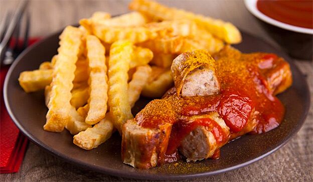 Currywurst ไส้กรอกซอสผงกะหรี่ เฟรนฟราย