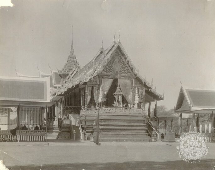 รัชกาลที่ 5 ขณะเสด็จออกหน้าพระที่นั่งสรรเพชญปราสาทที่สร้างขึ้นใหม่ในคราวพระราชพิธีรัชมงคล พ.ศ. 2450