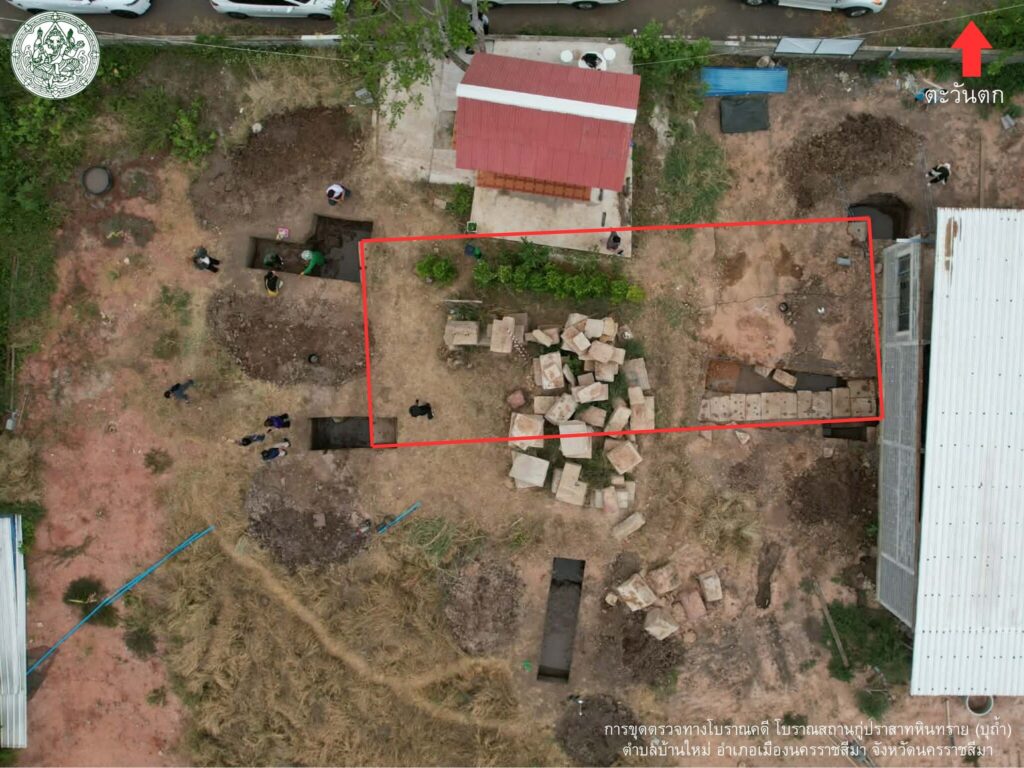 ภาพมุมสูงแหล่งขุดค้นทางโบราณคดี โบราณสถานกู่ปราสาทหินทราบ (บุถ้ำ) ตำบลบ้านใหม่ อำเภอเมืองนครราชสีมา จังหวัดนครราชสีมา