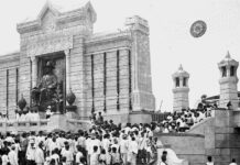 พระบรมราชานุสาวรีย์รัชกาลที่ 1 ที่ “สะพานพุทธ” อุดมคติเก่าก่อนเกิดระบอบใหม่ ข้าราชบริพาร ประชาชน ถวายบังคม พระบรมรูปพระบาทสมเด็จพระพุทธยอดฟ้าจุฬาโลก เชิงสะพานพระพุทธยอดฟ้า ประกอบเรื่อง พระบรมราชานุสาวรีย์รัชกาลที่ 1