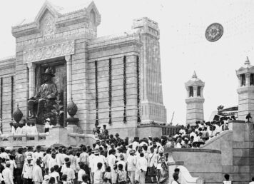 ข้าราชบริพาร ประชาชน ถวายบังคม พระบรมรูปพระบาทสมเด็จพระพุทธยอดฟ้าจุฬาโลก เชิงสะพานพระพุทธยอดฟ้า ประกอบเรื่อง พระบรมราชานุสาวรีย์รัชกาลที่ 1