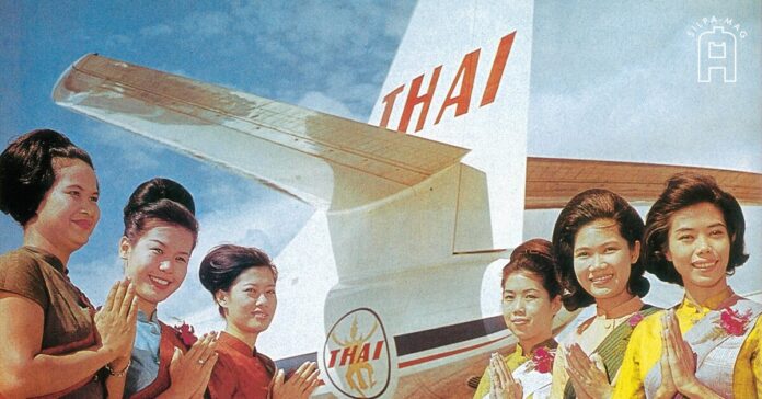 Cover photo พนักงานต้อนรับ การบินไทย ทศวรรษ 2500 ประกอบเรื่อง ฟ้าไทยในยุคบุกเบิก