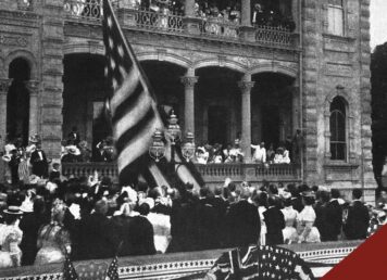 การชักธงชาติอเมริกันขึ้นที่พระราชวังอิโอลาณี ฮาวาย ปี 1899 ประกอบเรื่อง คณะมิชชันนารีชาวอเมริกัน แทรกแซง ราชอาณาจักรฮาวาย