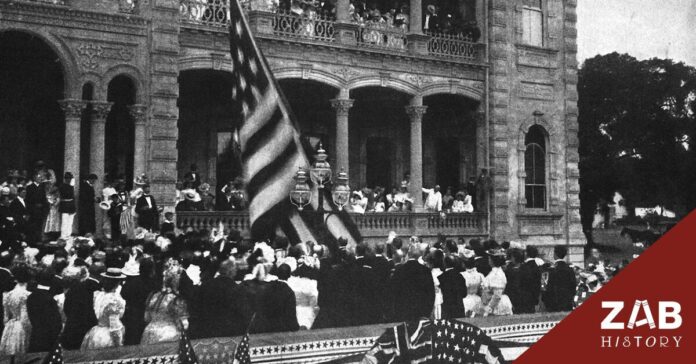001 การชักธงชาติอเมริกันขึ้นที่พระราชวังอิโอลาณี ฮาวาย ปี 1899 ประกอบเรื่อง คณะมิชชันนารีชาวอเมริกัน แทรกแซง ราชอาณาจักรฮาวาย