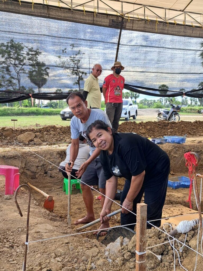 คุณบุ๋ม (คนางค์ เพชรสุด) และเจน สามี เจ้าของนาทำกิน ยินดีให้ขุดค้น