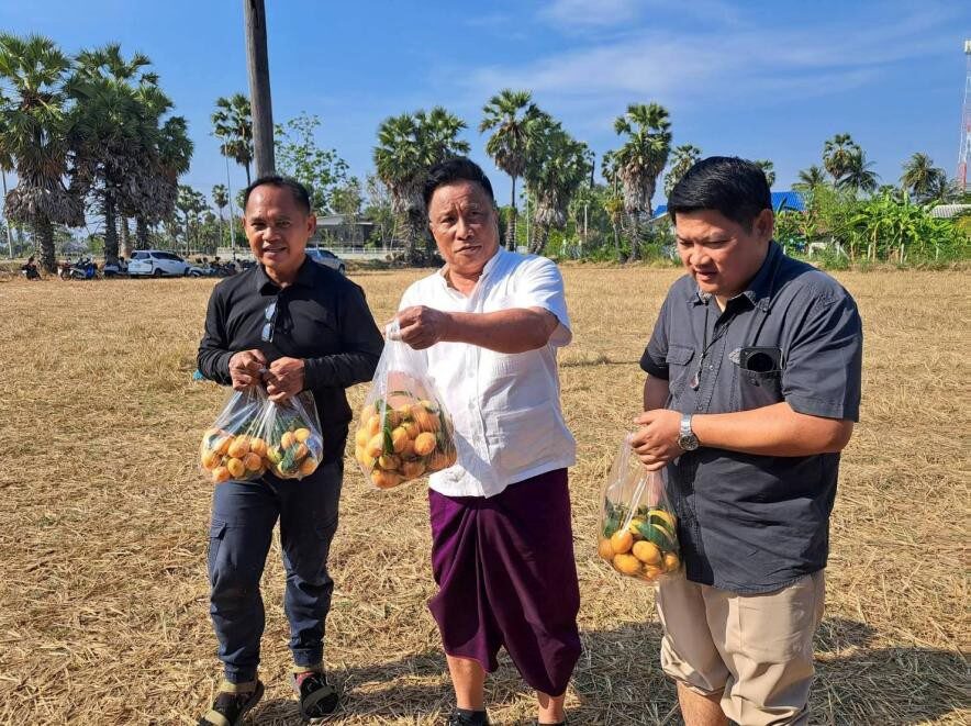 พ.ต.อ. โอภาส วลัยเพ็ชร์ ผู้ช่วยเลขาฯ รมว. ทรัพยากรธรรมชาติและสิ่งแวดล้อม นำมะยงชิดจากนครนายกมาฝาก
