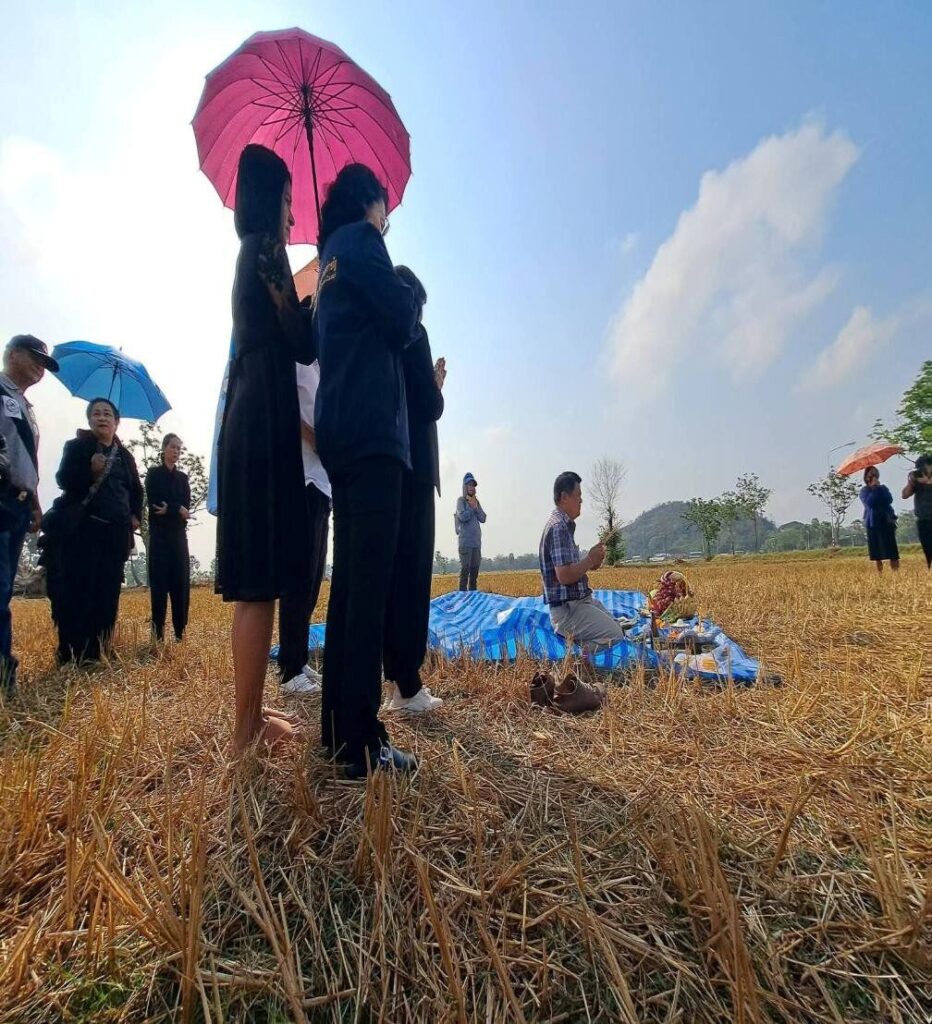 ผศ. แสนประเสริฐ ปานเนียม ผู้ช่วยอธิการบดี มหาวิทยาลัยราชภัฏเพชรบุรี ทำพิธีพราหมณ์บวงสรวง วันเปิดหลุมขุดค้นดอนยายทอง